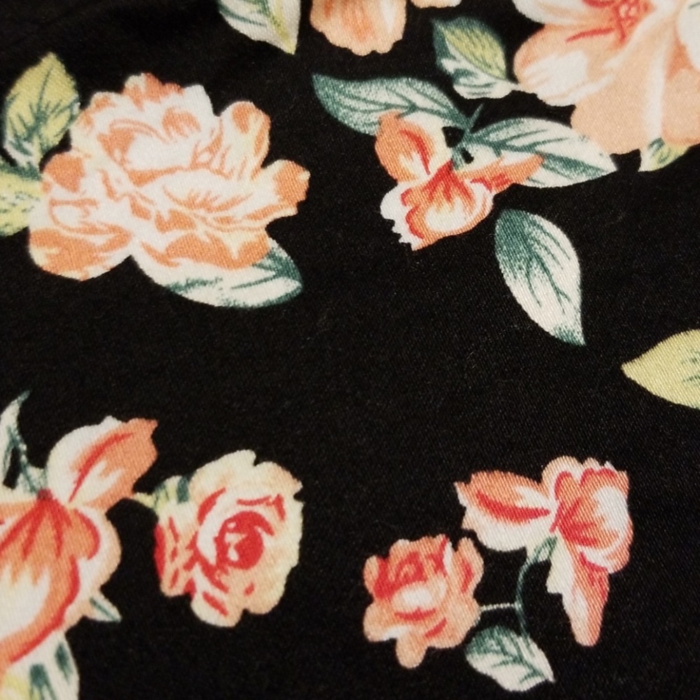 Forever 21 black floral shorts size medium - Picture 3 of 8